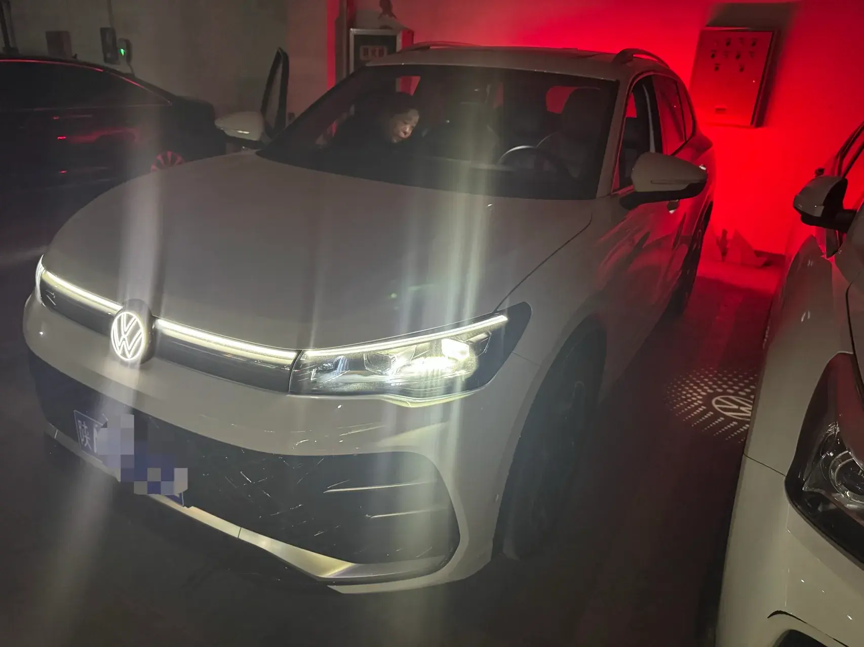 2025 VOLKSWAGEN TIGUAN view 1