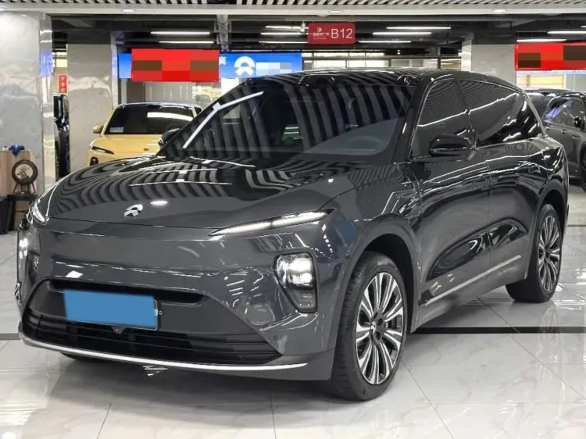 2023 NIO ES8 view 1