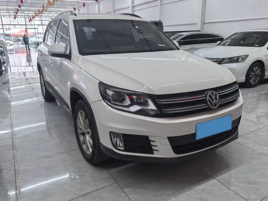2017 VOLKSWAGEN TIGUAN thumbnail 3
