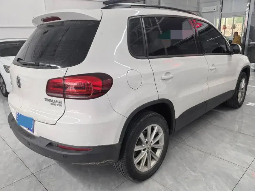 2017 VOLKSWAGEN TIGUAN thumbnail 4