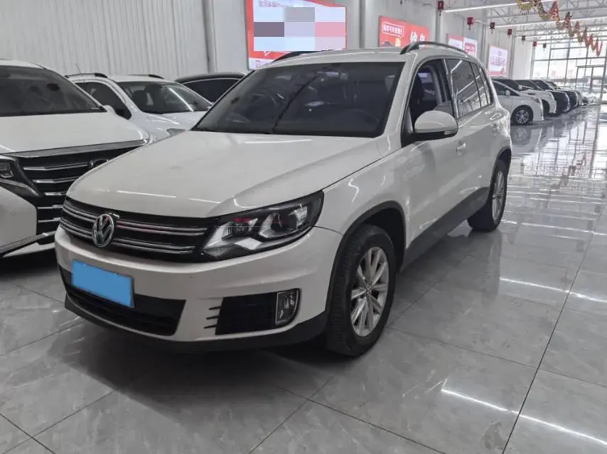 2017 VOLKSWAGEN TIGUAN view 1