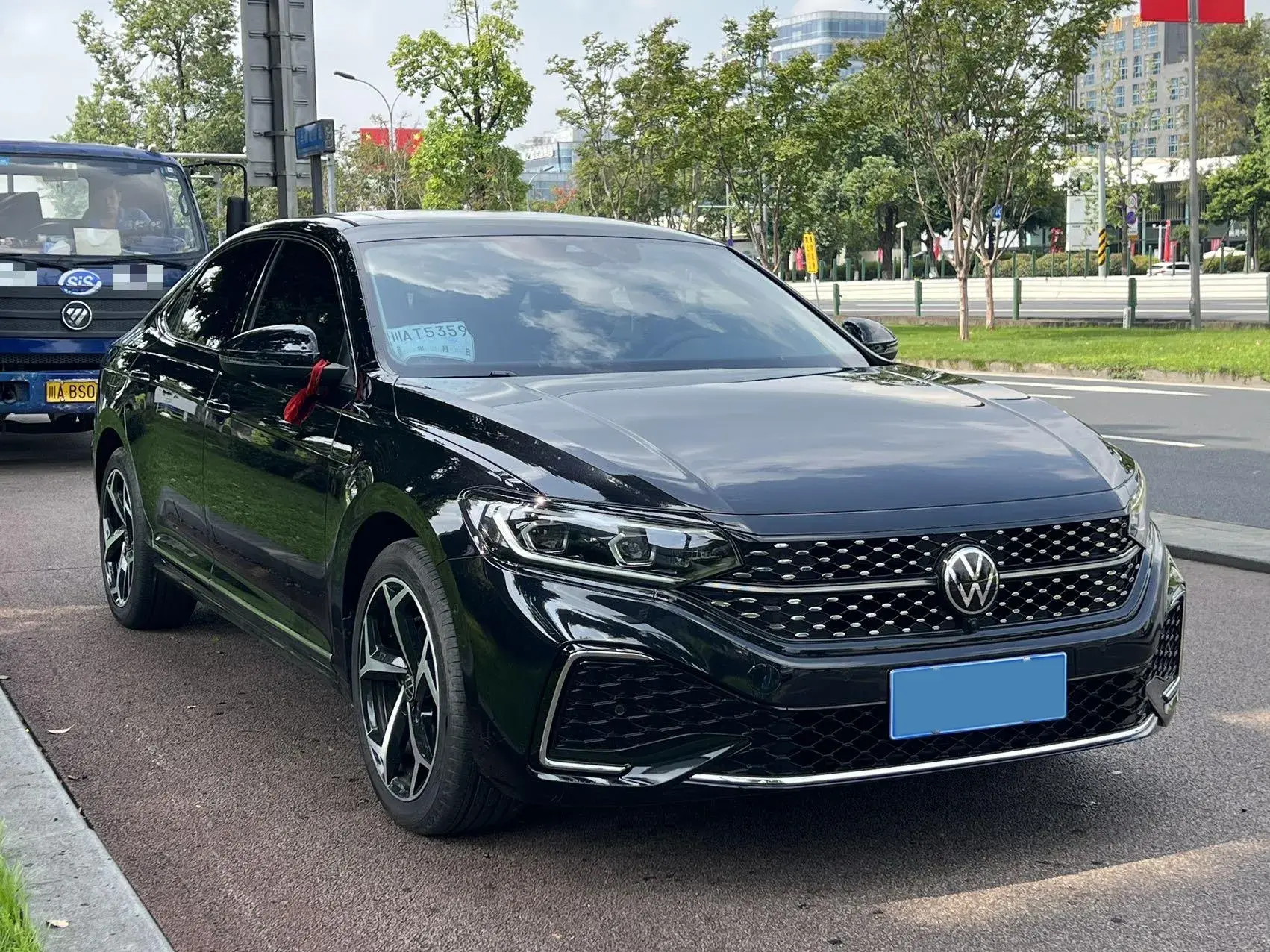 2023 VOLKSWAGEN PASSAT thumbnail 2