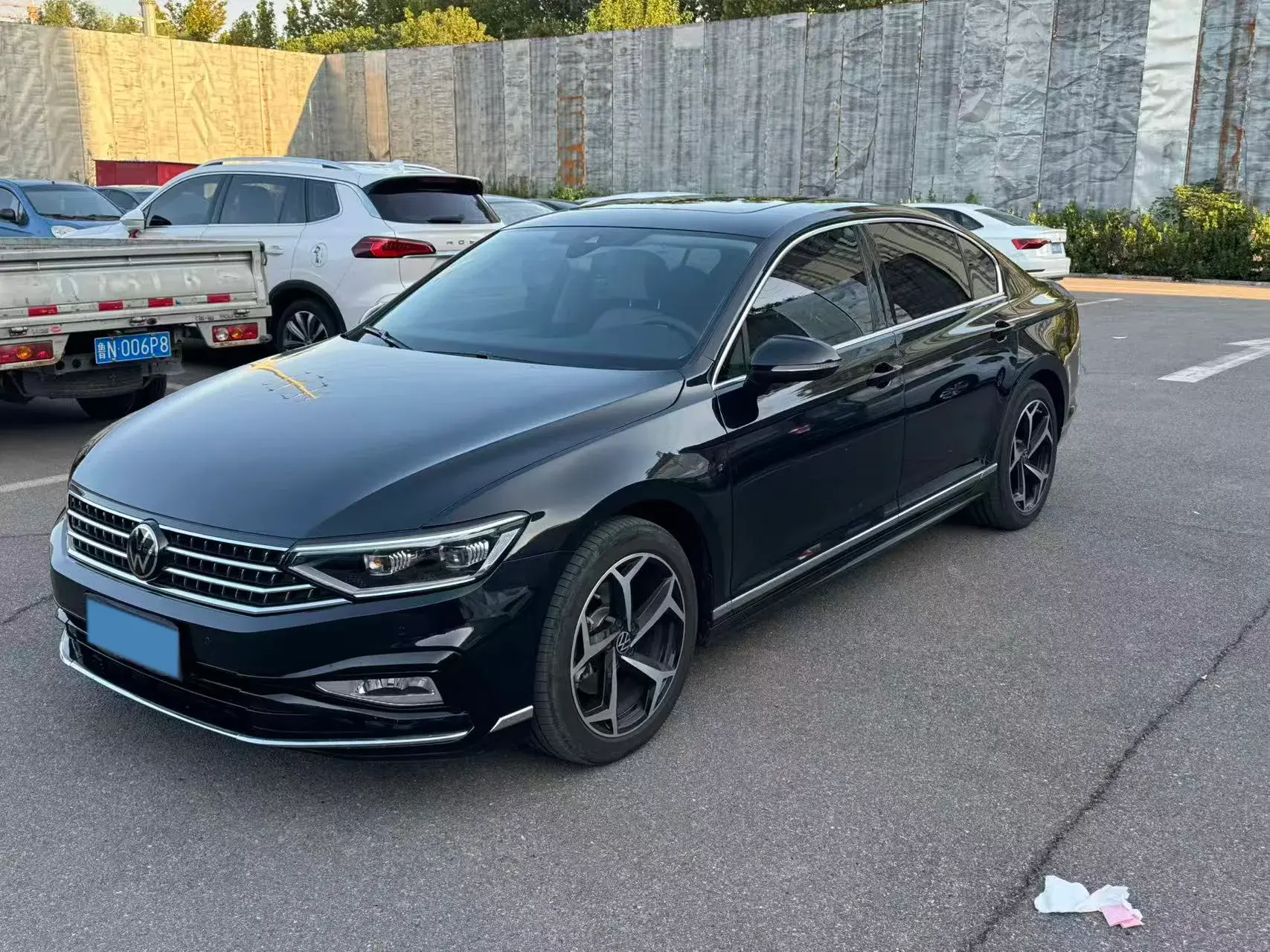 2025 VOLKSWAGEN MAGOTAN view 1