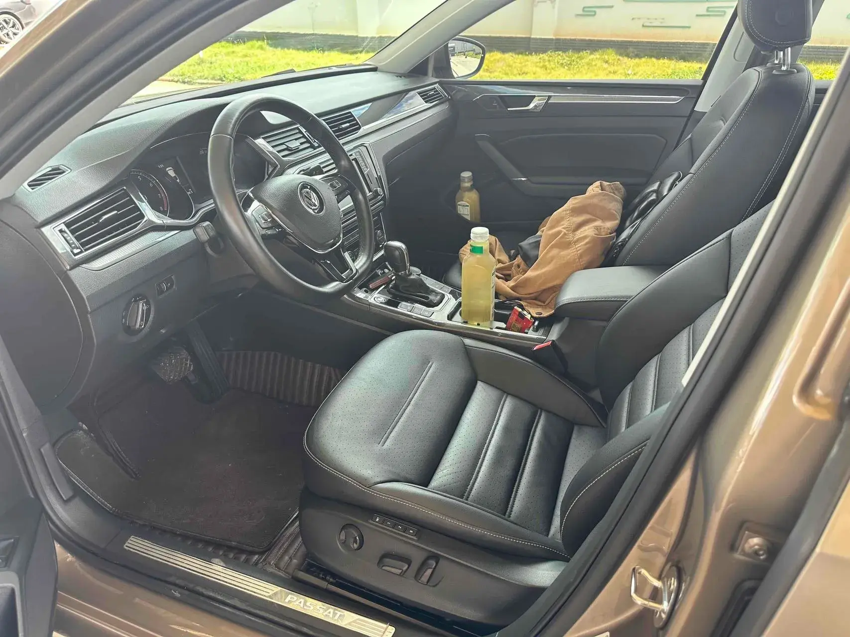 2017 VOLKSWAGEN PASSAT thumbnail 3