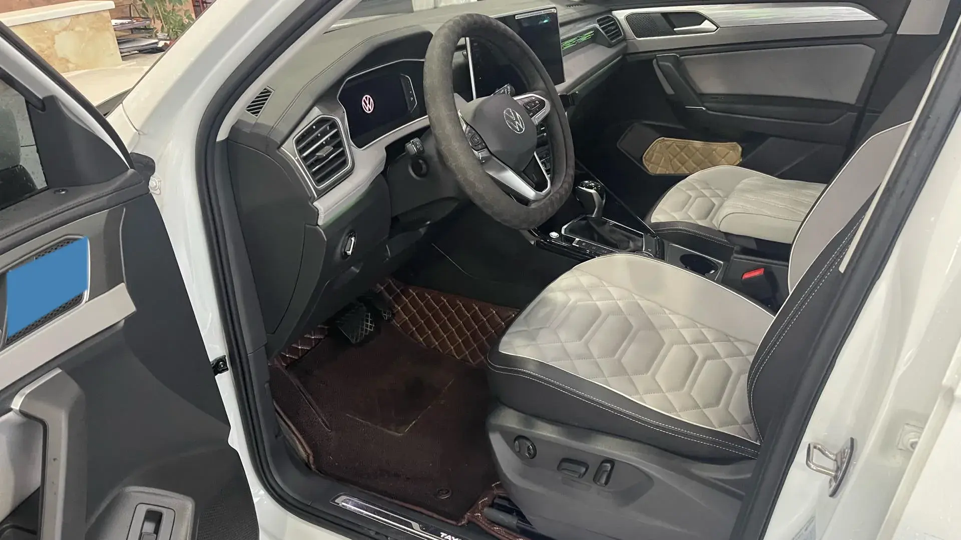 2023 VOLKSWAGEN TAYRON thumbnail 3