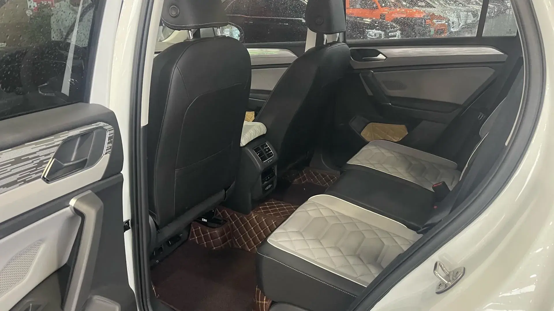 2023 VOLKSWAGEN TAYRON thumbnail 4