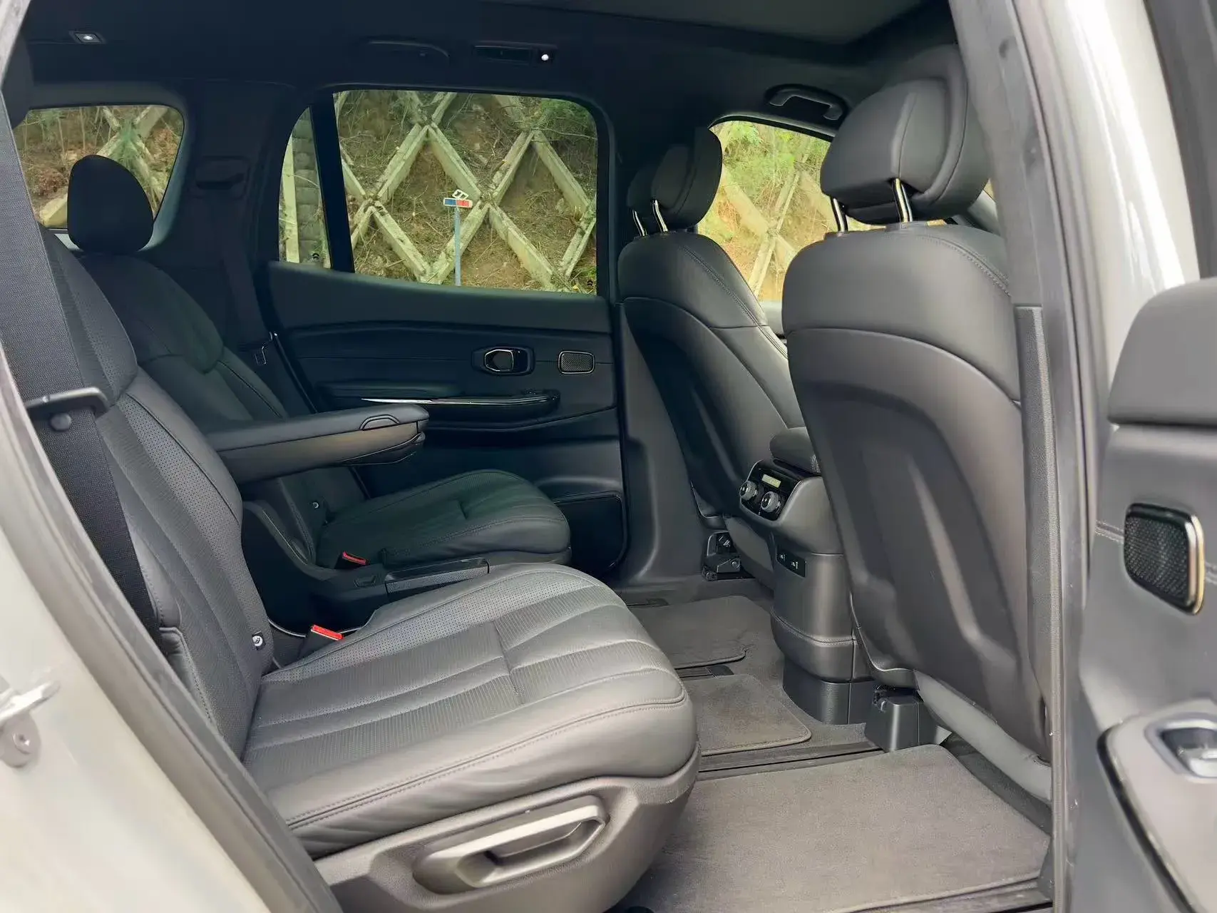 2020 NIO ES8 thumbnail 4