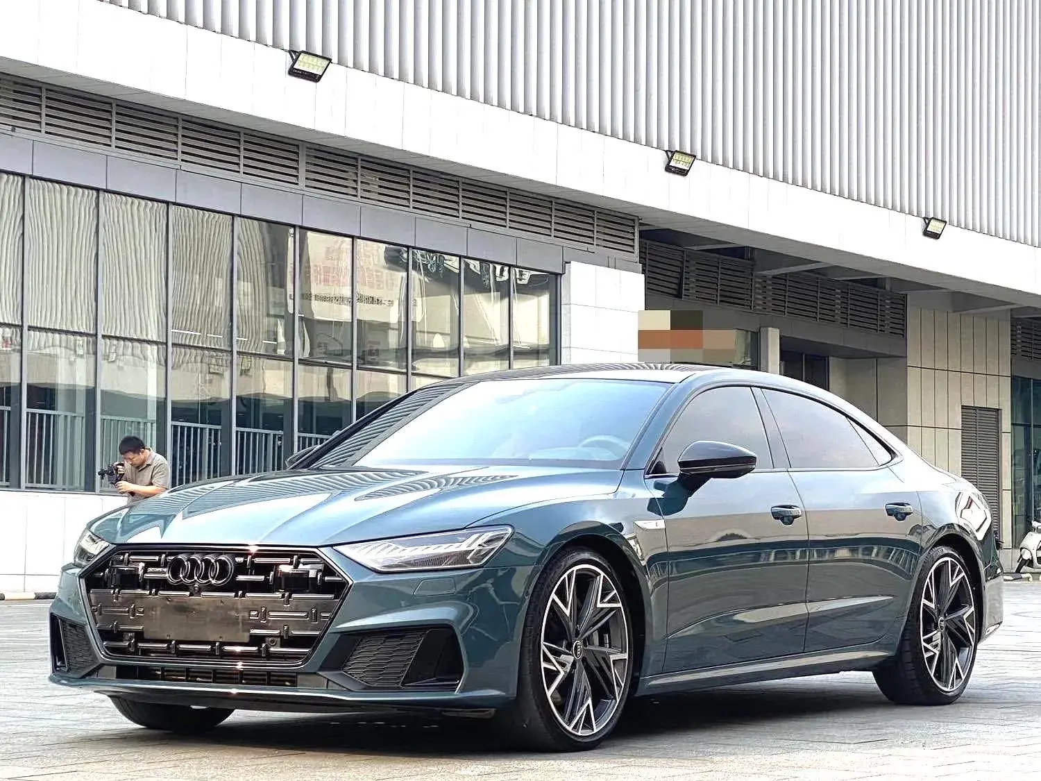 2022 AUDI A7L view 1