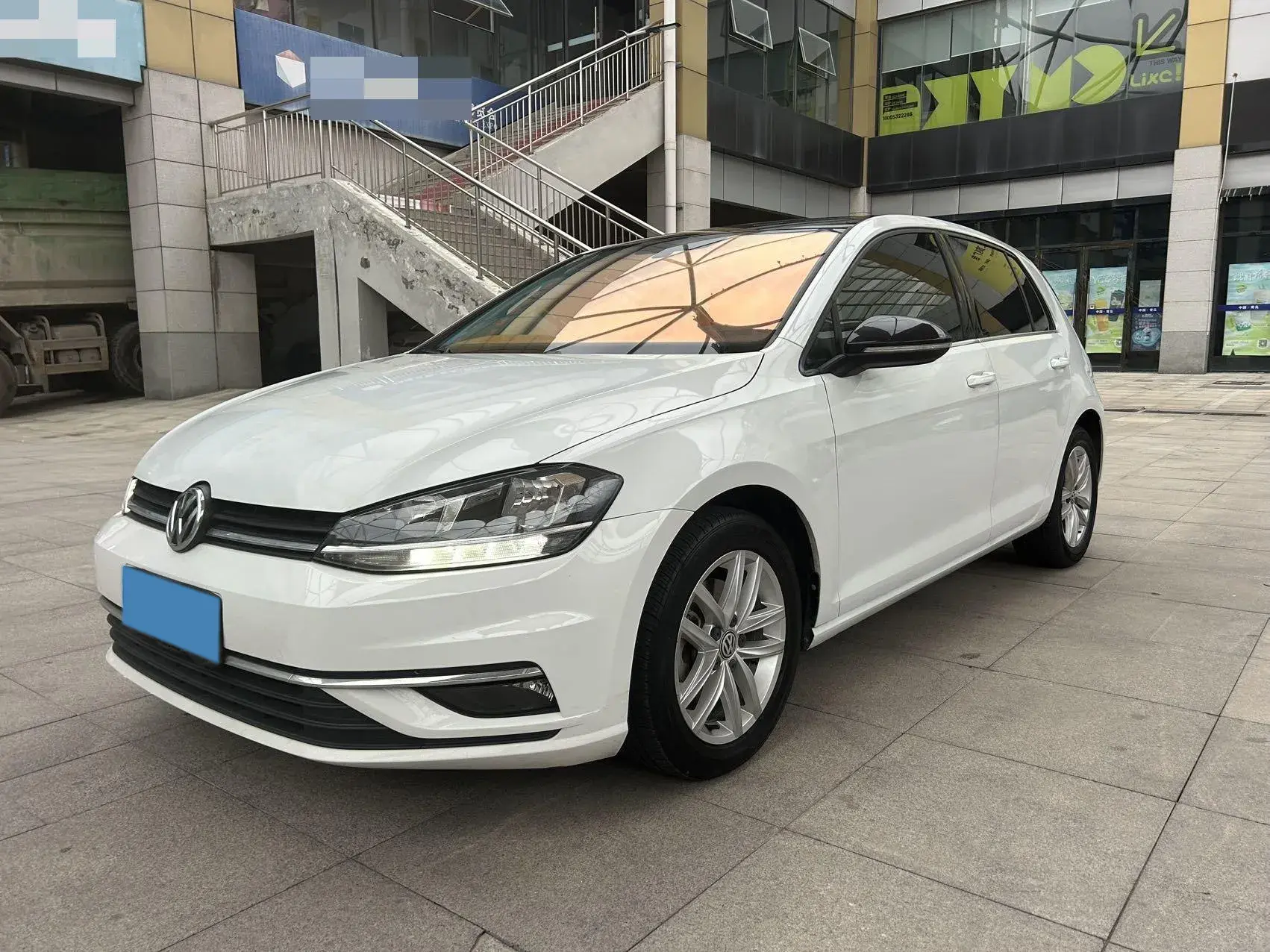 2019 VOLKSWAGEN GOLF view 1