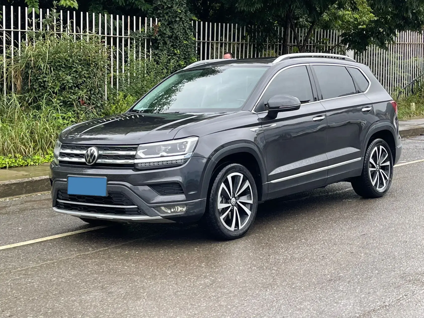 2021 VOLKSWAGEN THARU view 1