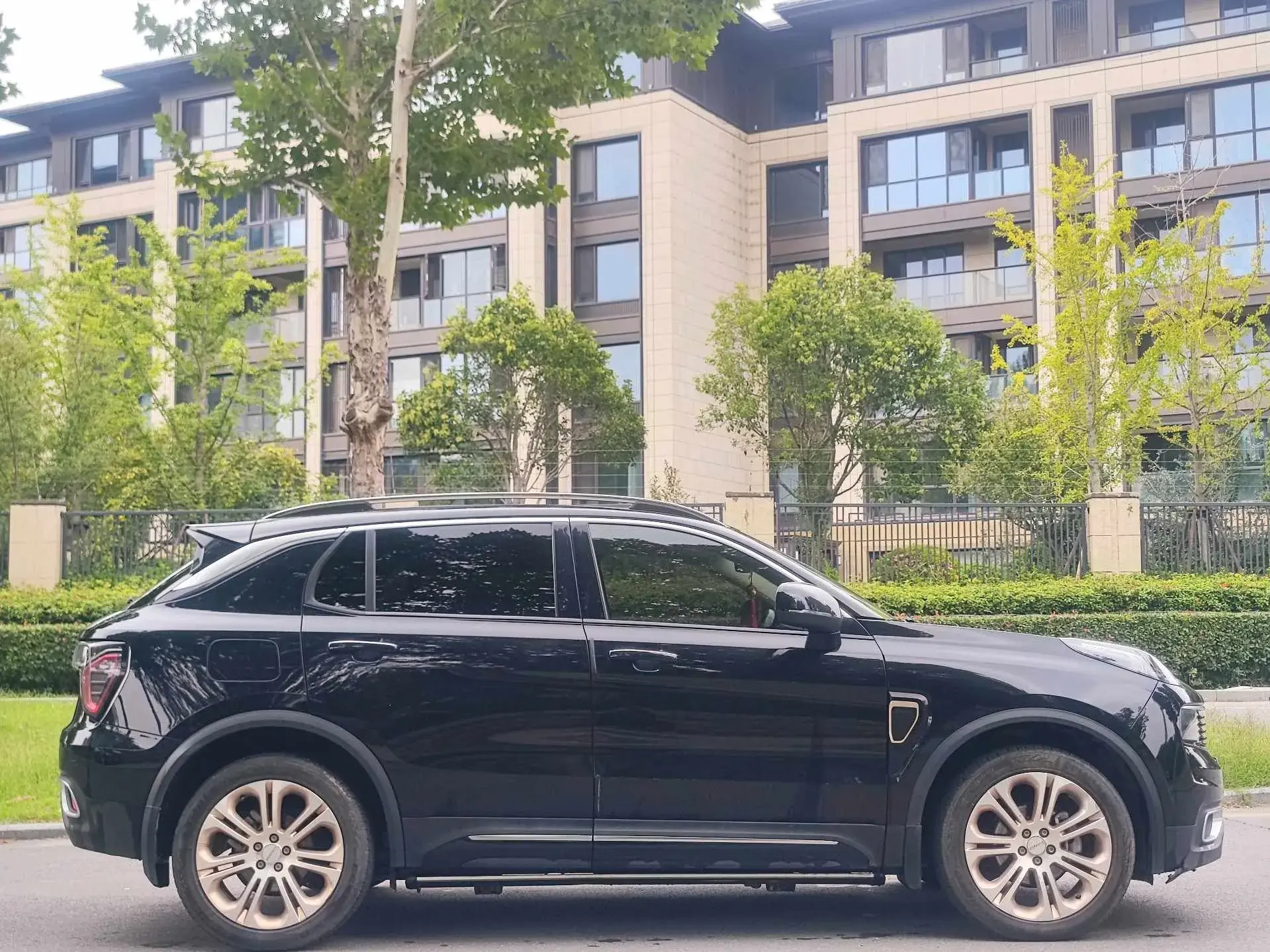 2017 LYNK&CO 01 thumbnail 4