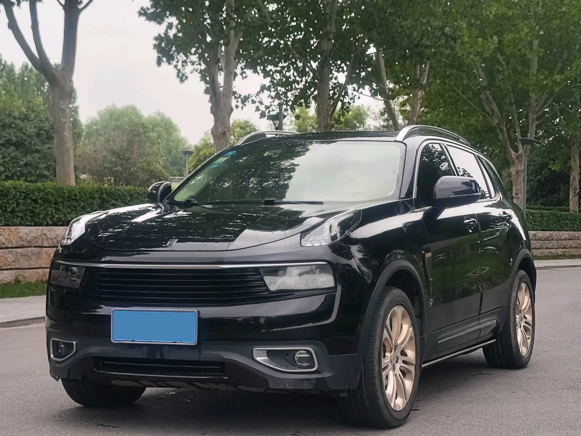 2017 LYNK&CO 01 view 1