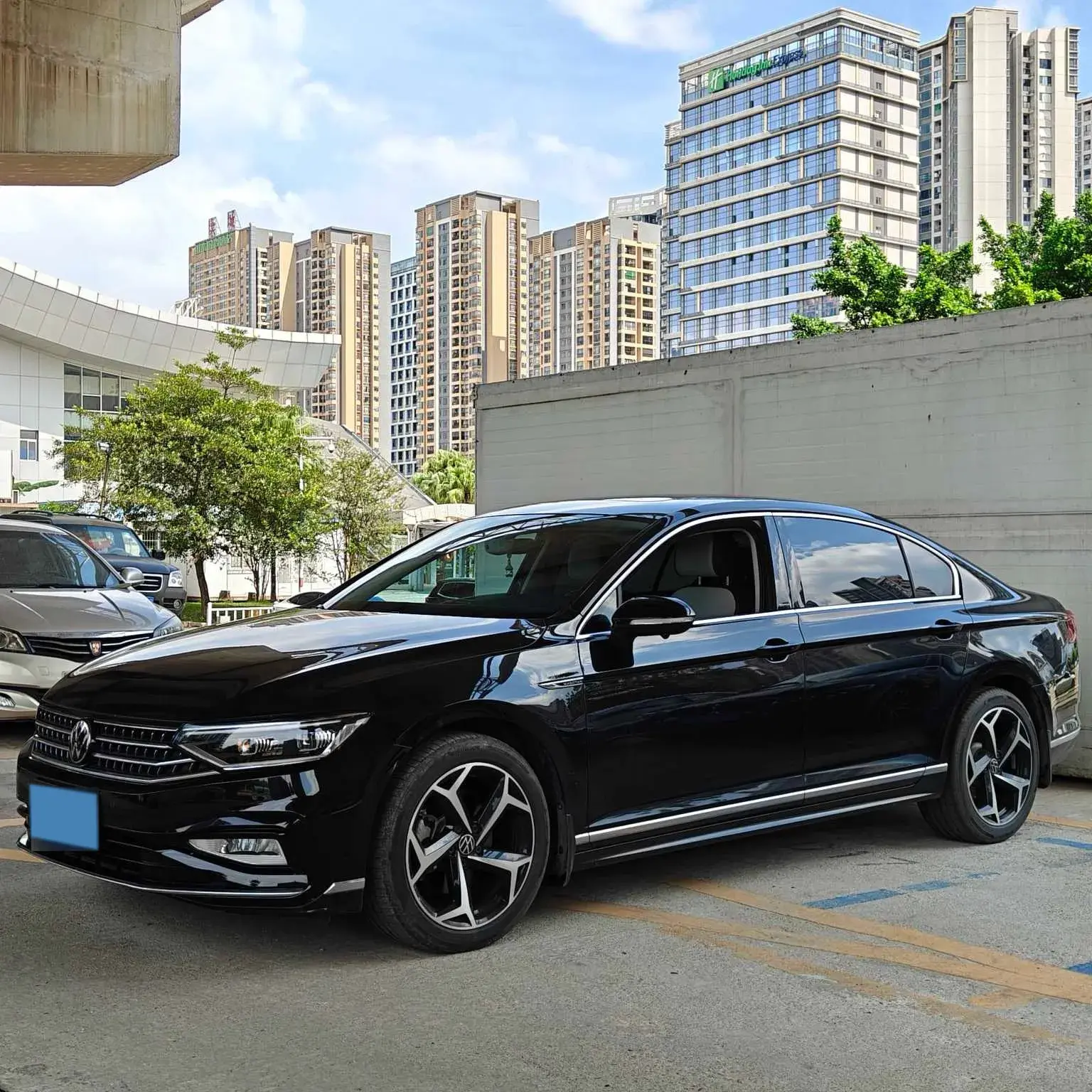 2023 VOLKSWAGEN MAGOTAN view 1