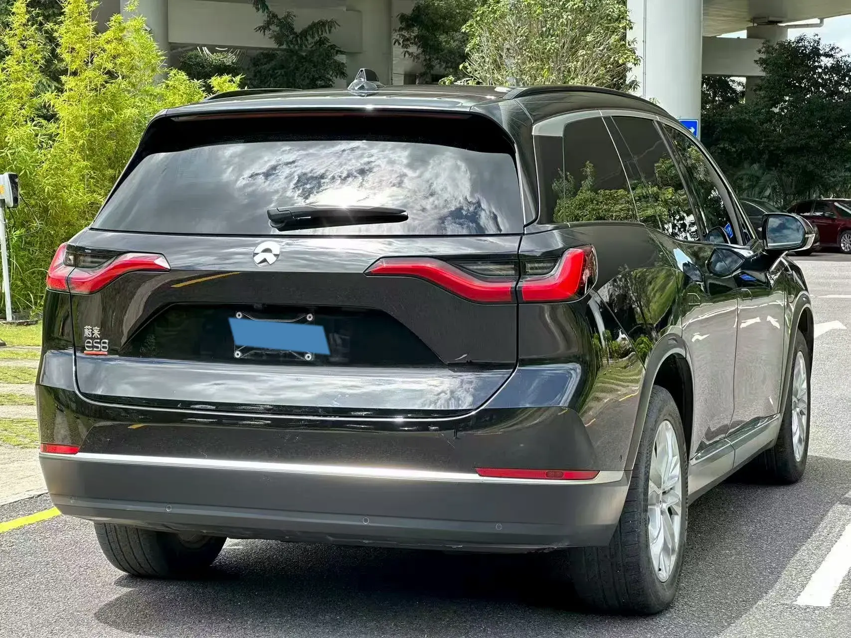 2020 NIO ES8 thumbnail 4