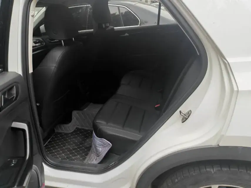 2021 VOLKSWAGEN T-ROC thumbnail 4