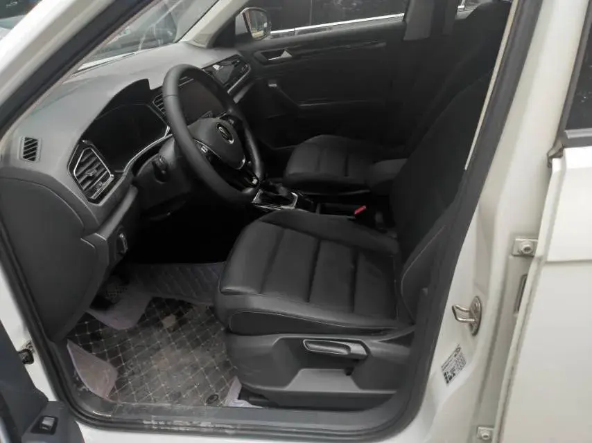 2021 VOLKSWAGEN T-ROC thumbnail 3