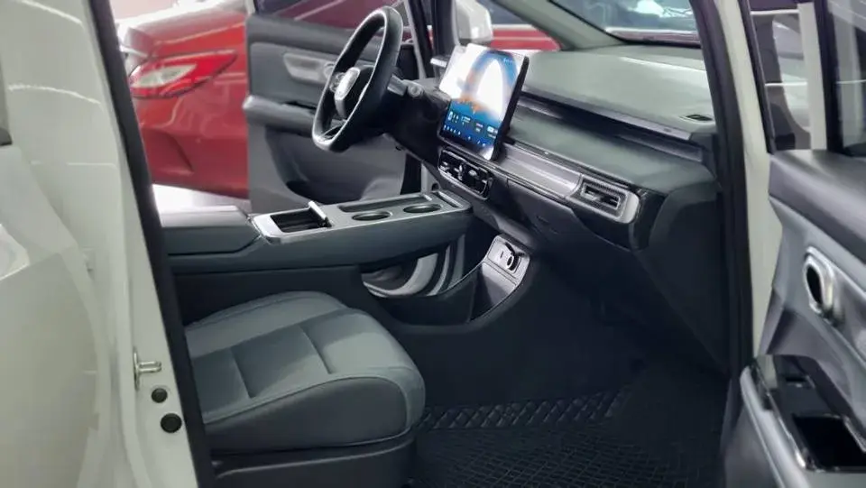 2023 AION Y thumbnail 4