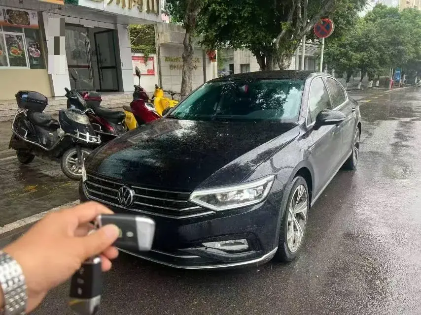 2021 VOLKSWAGEN MAGOTAN view 1