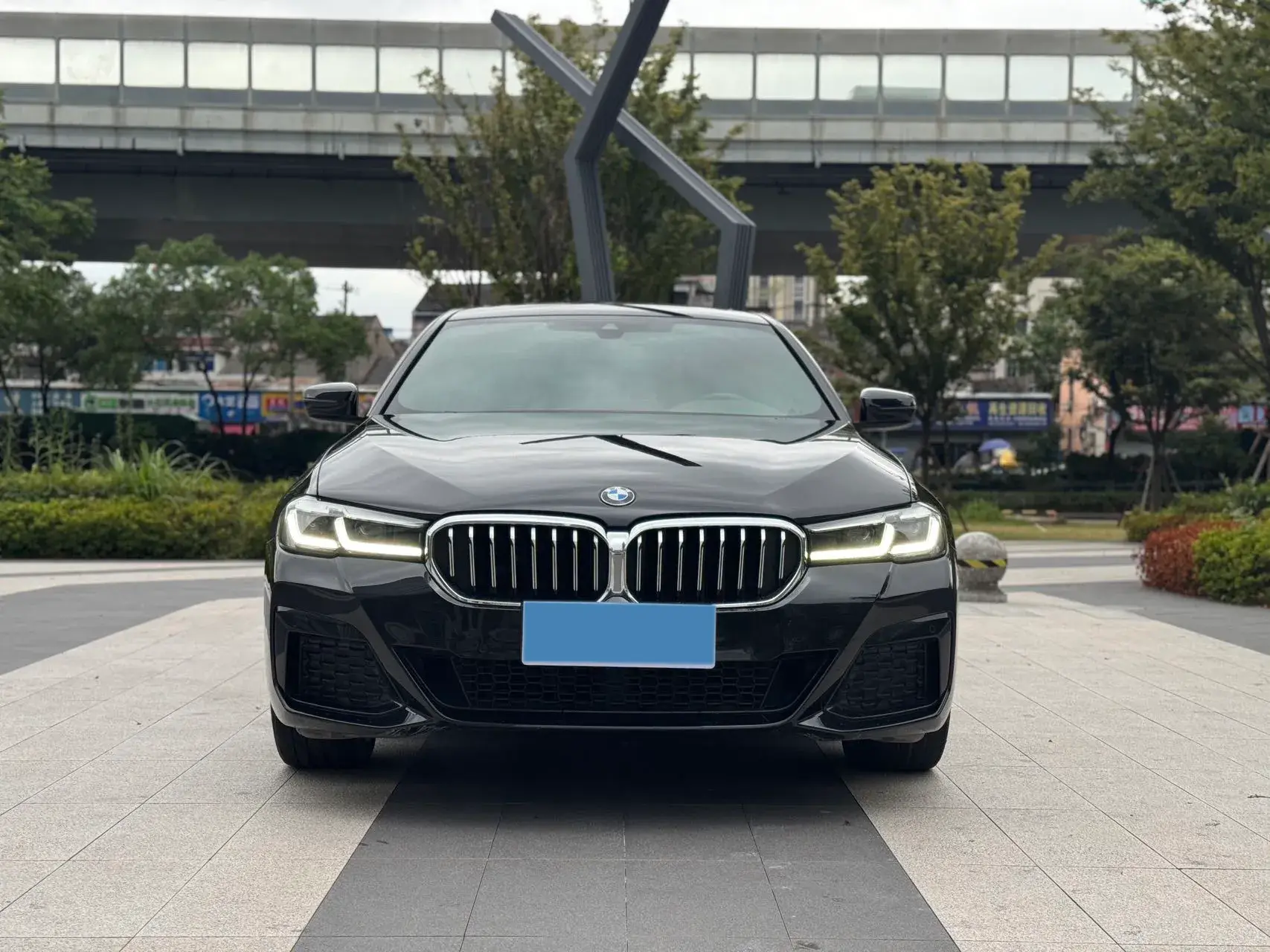 2022 BMW 5 thumbnail 2