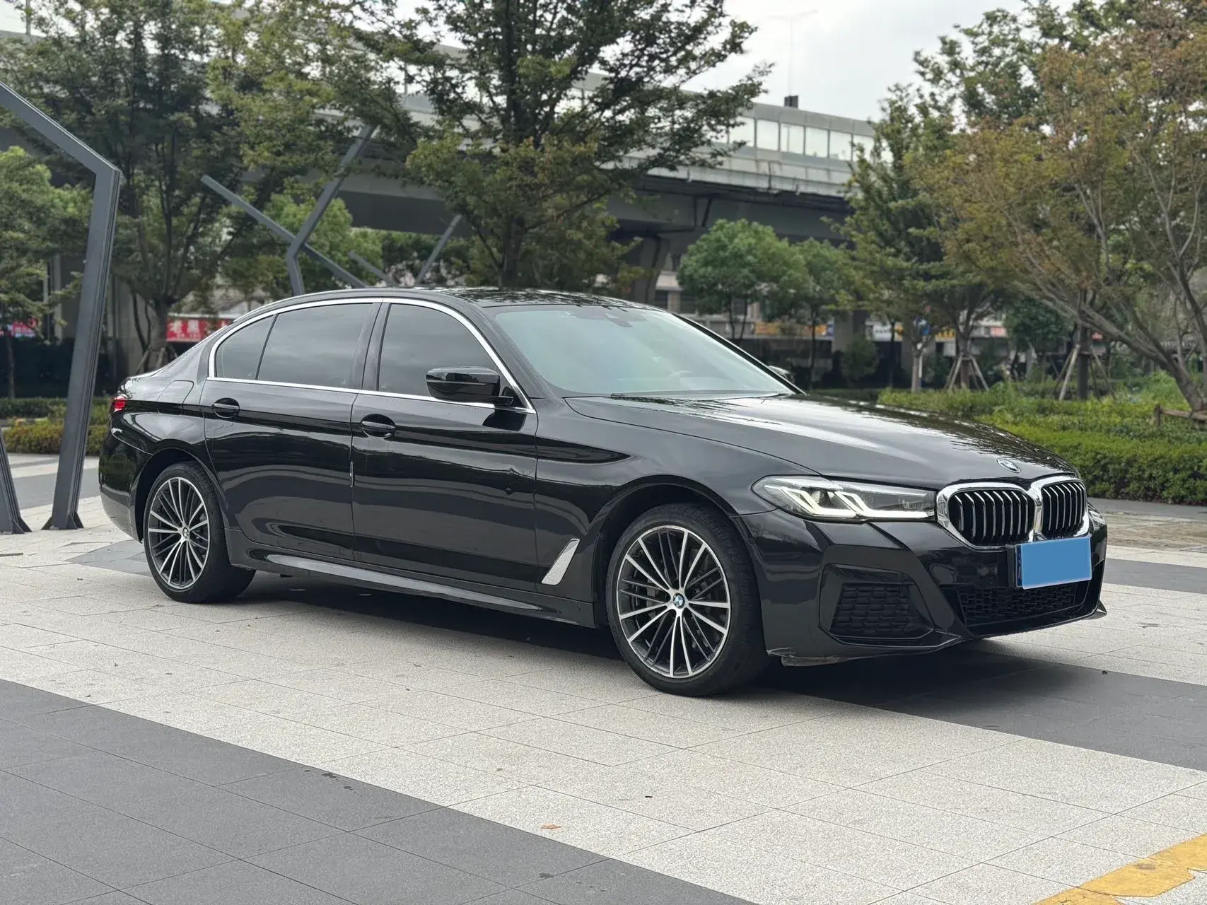 2022 BMW 5 thumbnail 3
