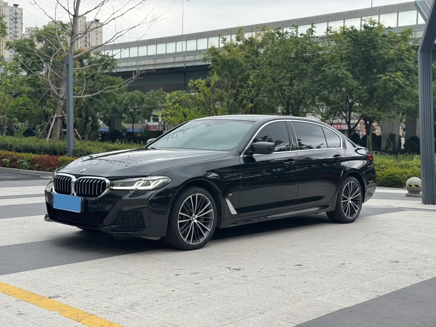 2022 BMW 5 view 1