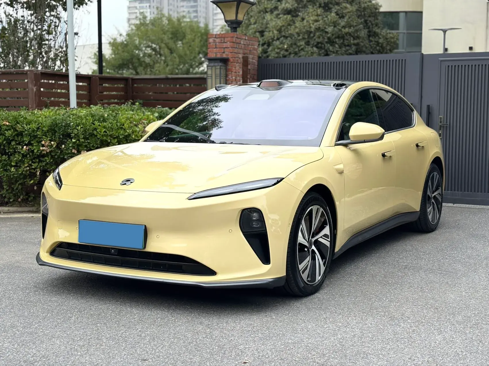2022 NIO ET5 view 1