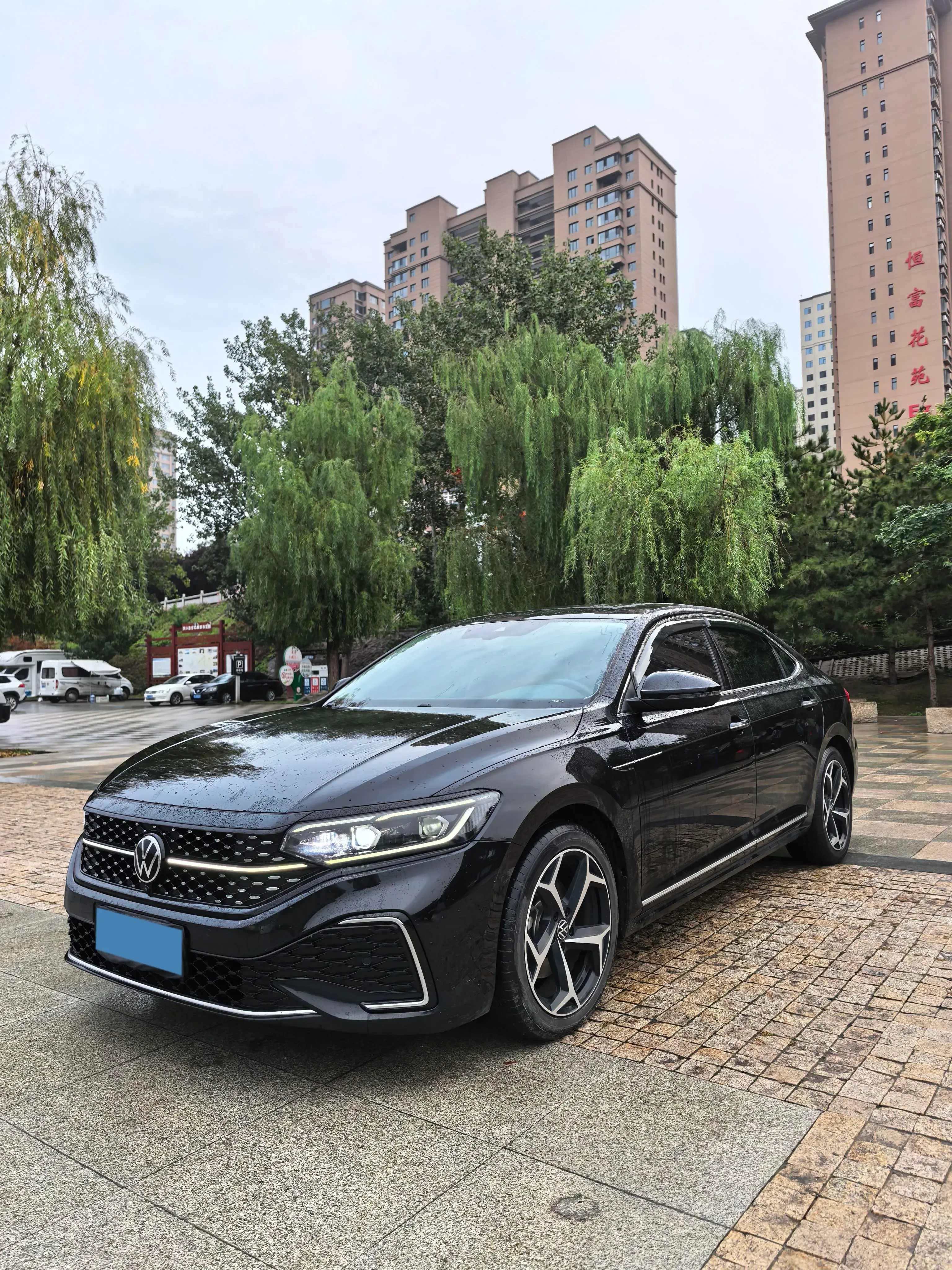 2023 VOLKSWAGEN PASSAT view 1