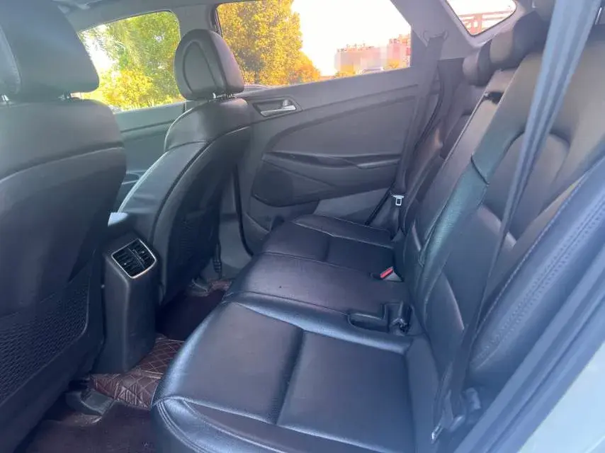 2018 HYUNDAI TUCSON thumbnail 4