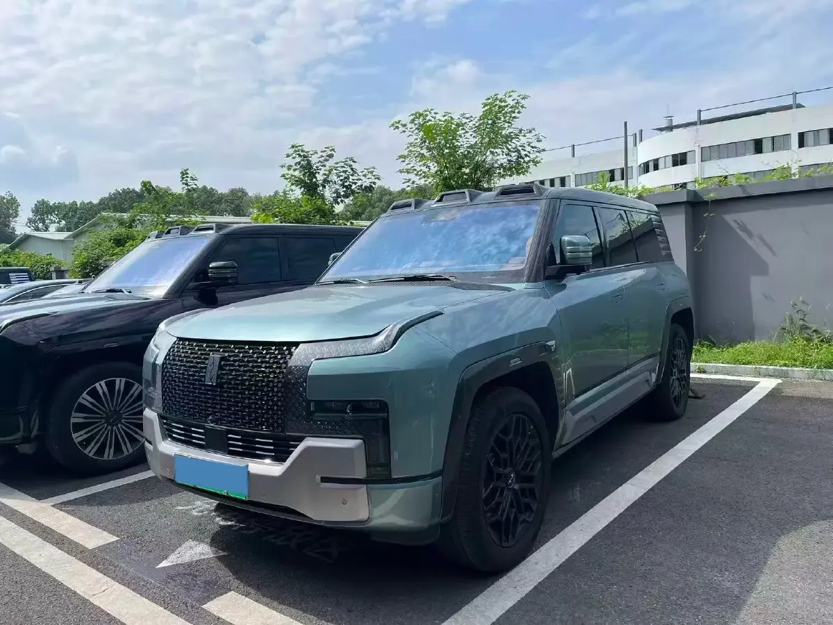 2023 YangWang U8 2.0T 272HP L4 REEV 49.05KWH
