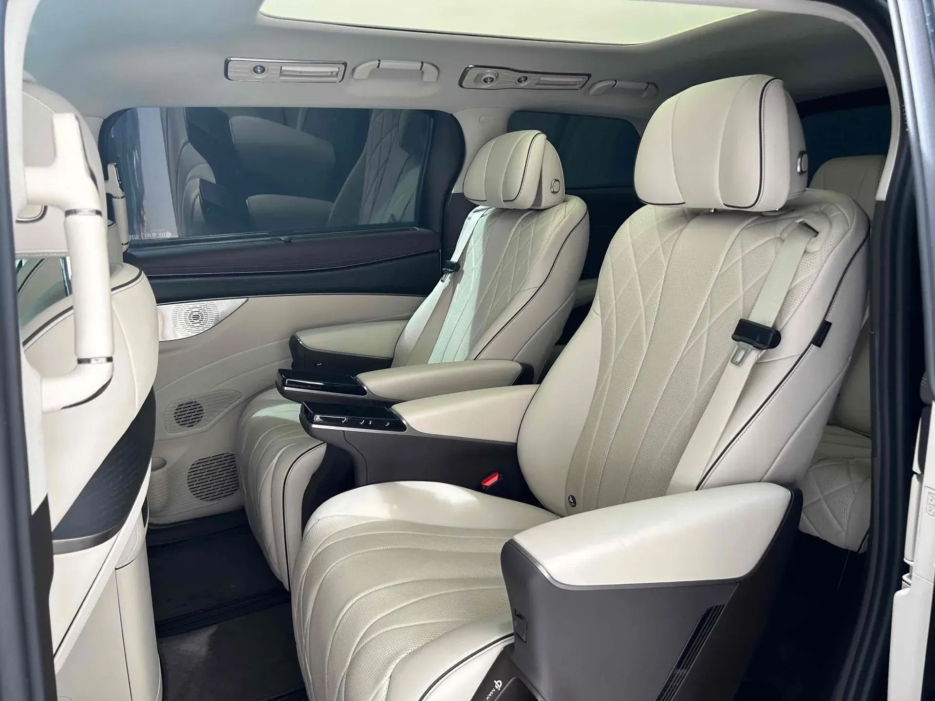 2022 DENZA D9 thumbnail 3