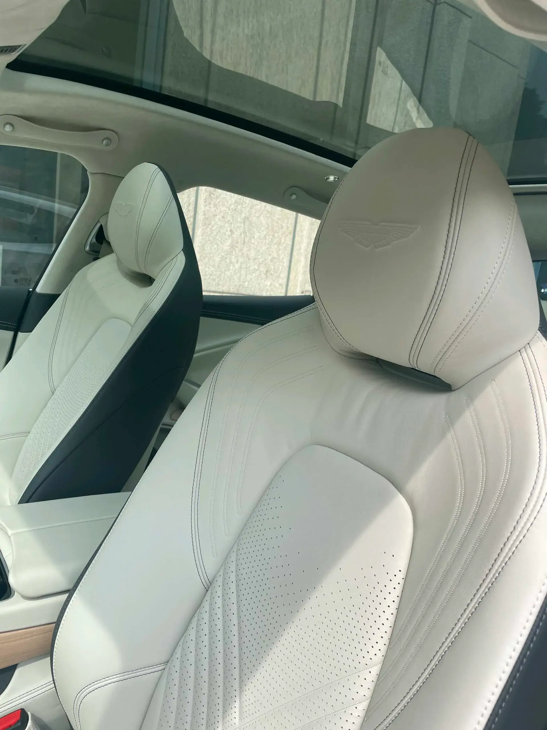 2024 ASTON MARTIN thumbnail 4