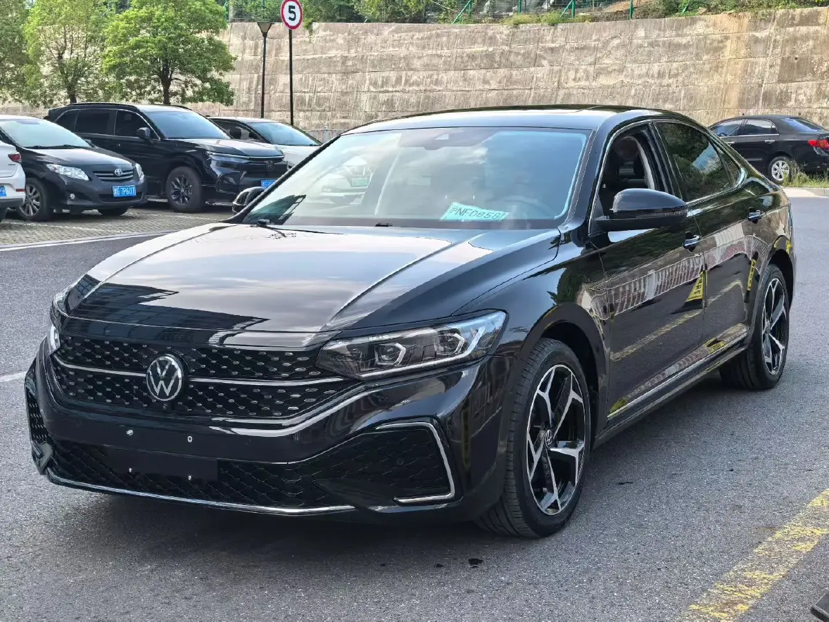 2022 Volkswagen Passat 2.0T 186HP L4 7DCT