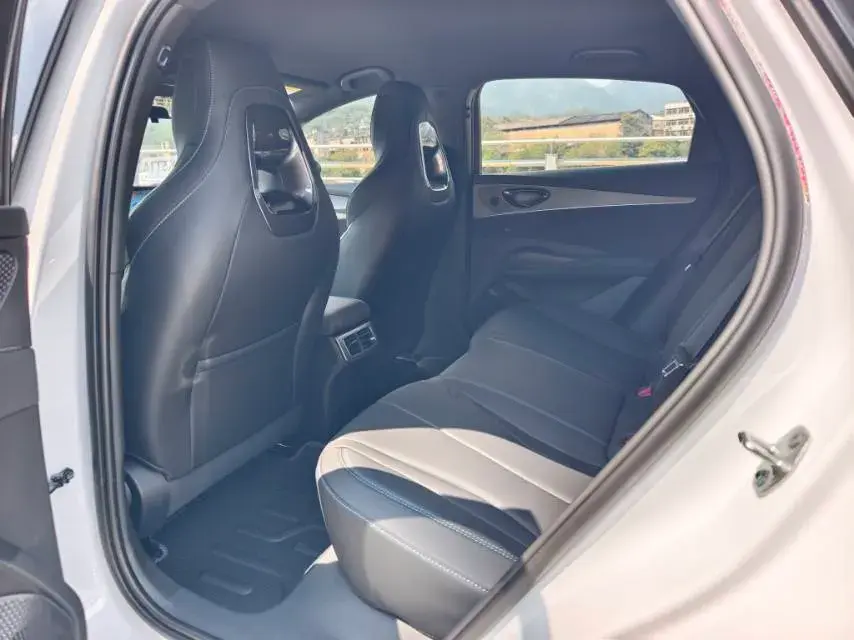 2025 BYD SEAL thumbnail 3