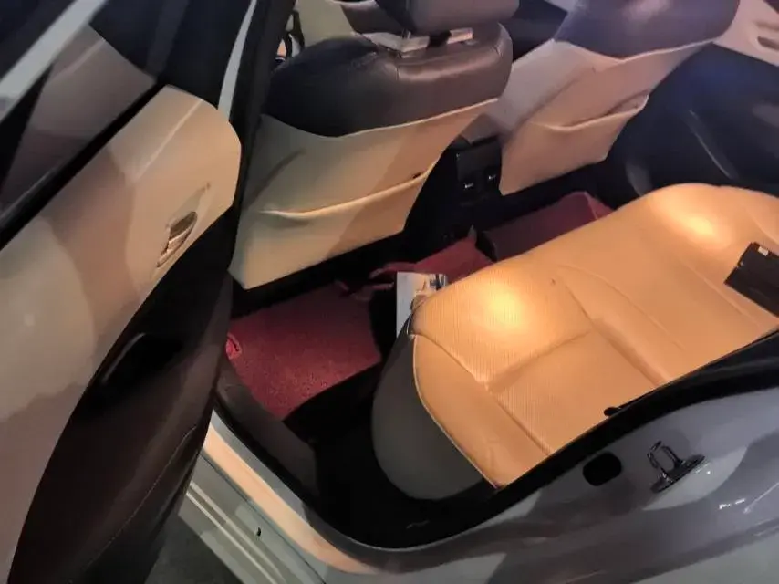 2019 TOYOTA COROLLA thumbnail 3