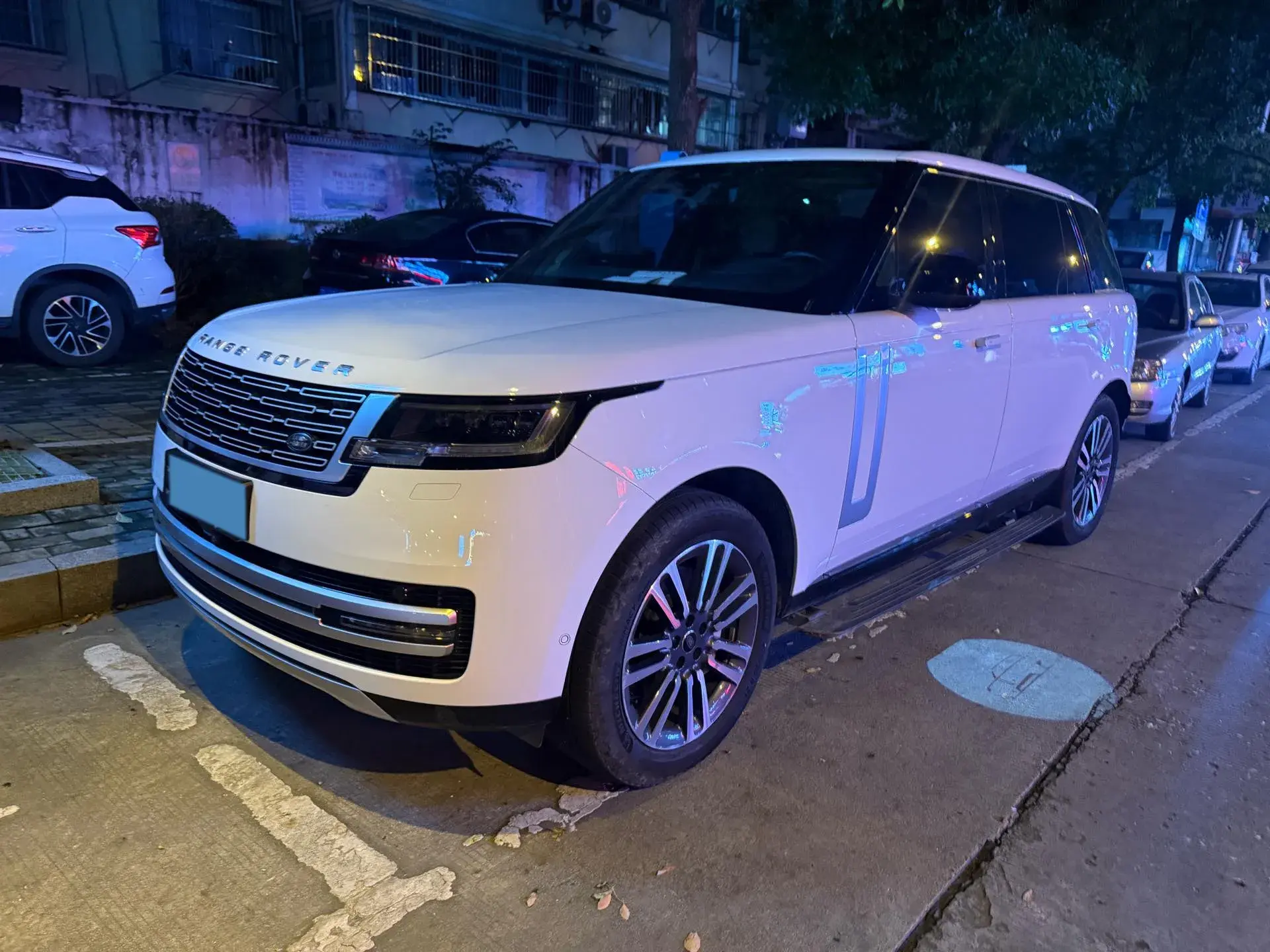 2023 LAND ROVER view 1