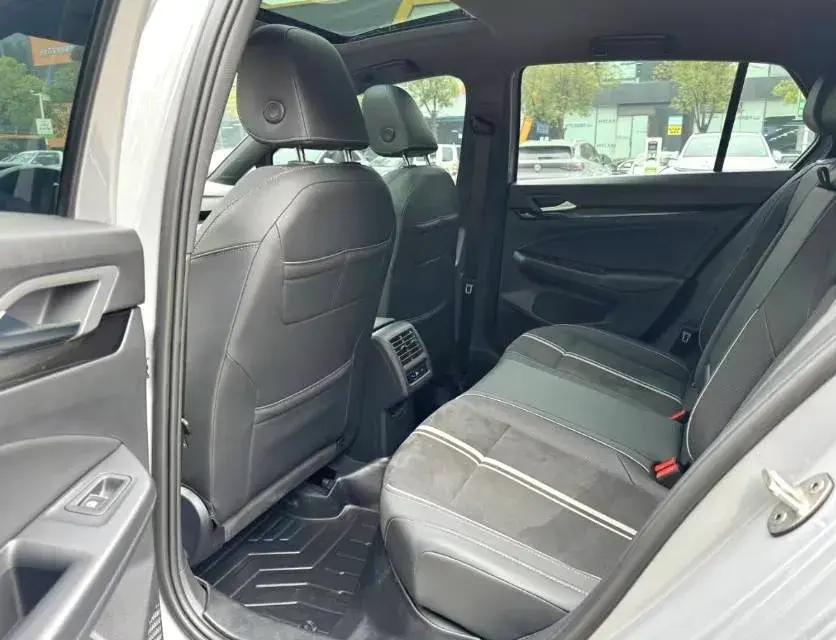 2021 VOLKSWAGEN GOLF thumbnail 3