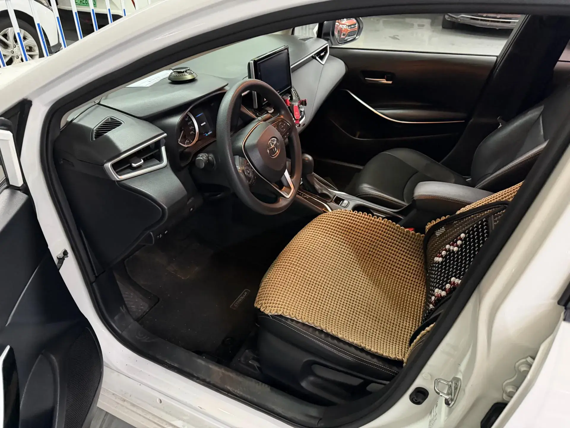 2019 TOYOTA COROLLA thumbnail 3