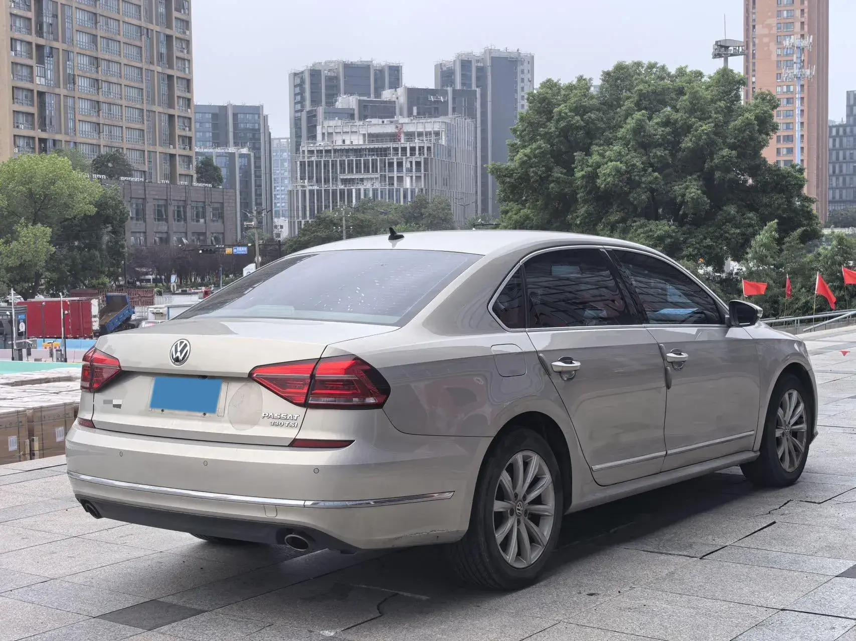 2017 VOLKSWAGEN PASSAT thumbnail 4