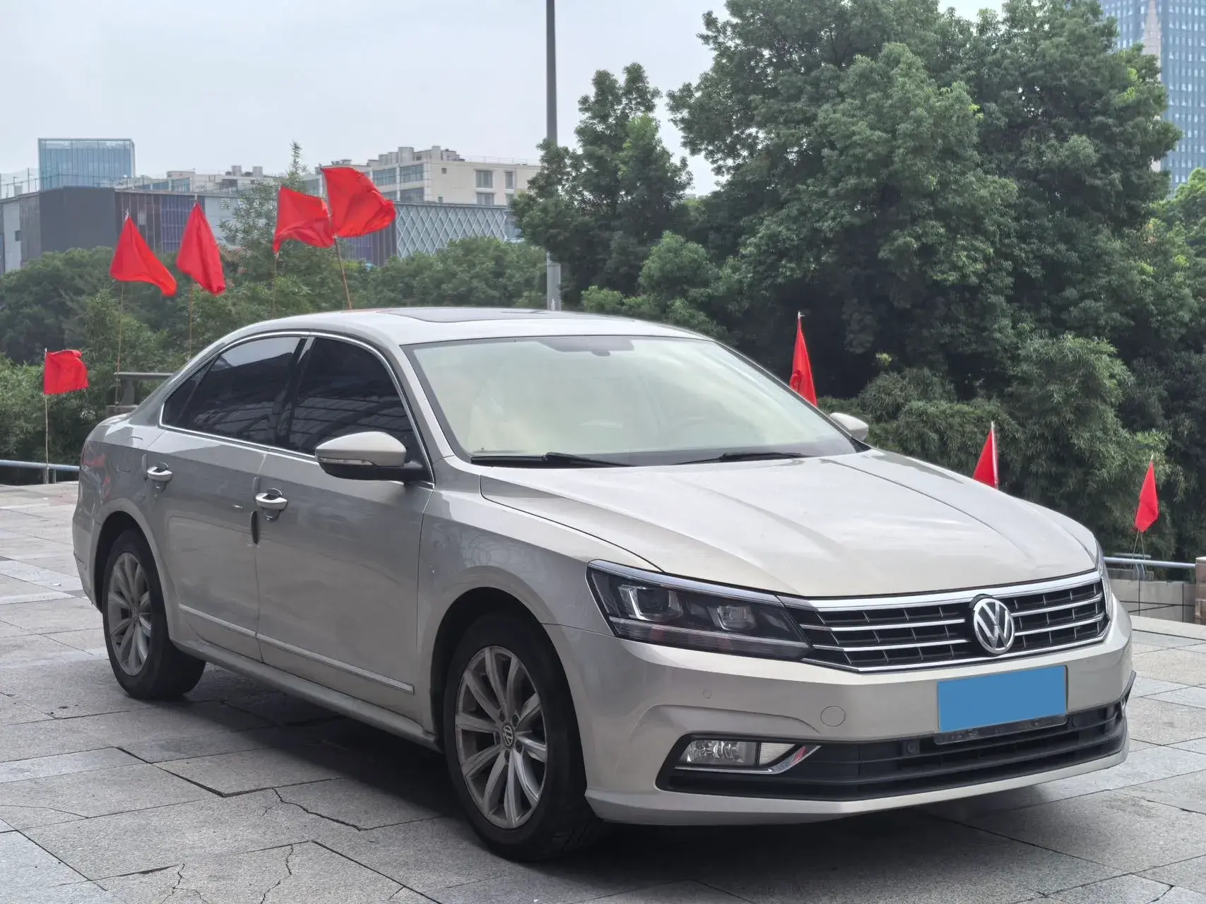 2017 VOLKSWAGEN PASSAT thumbnail 3