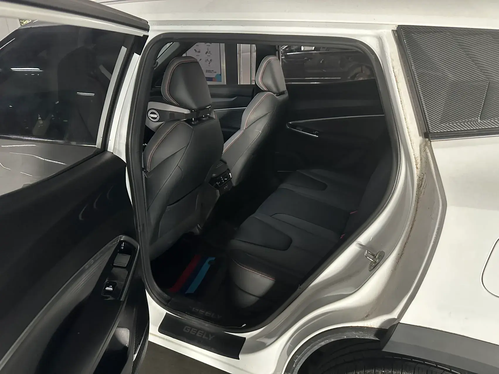 2023 GEELY AZKARRA thumbnail 3