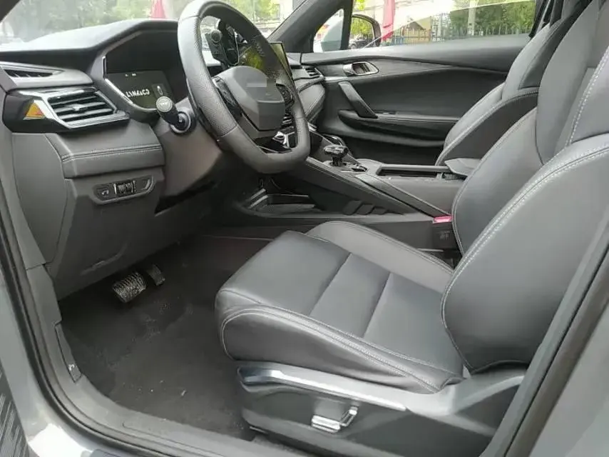 2023 LYNK&CO 06 thumbnail 3