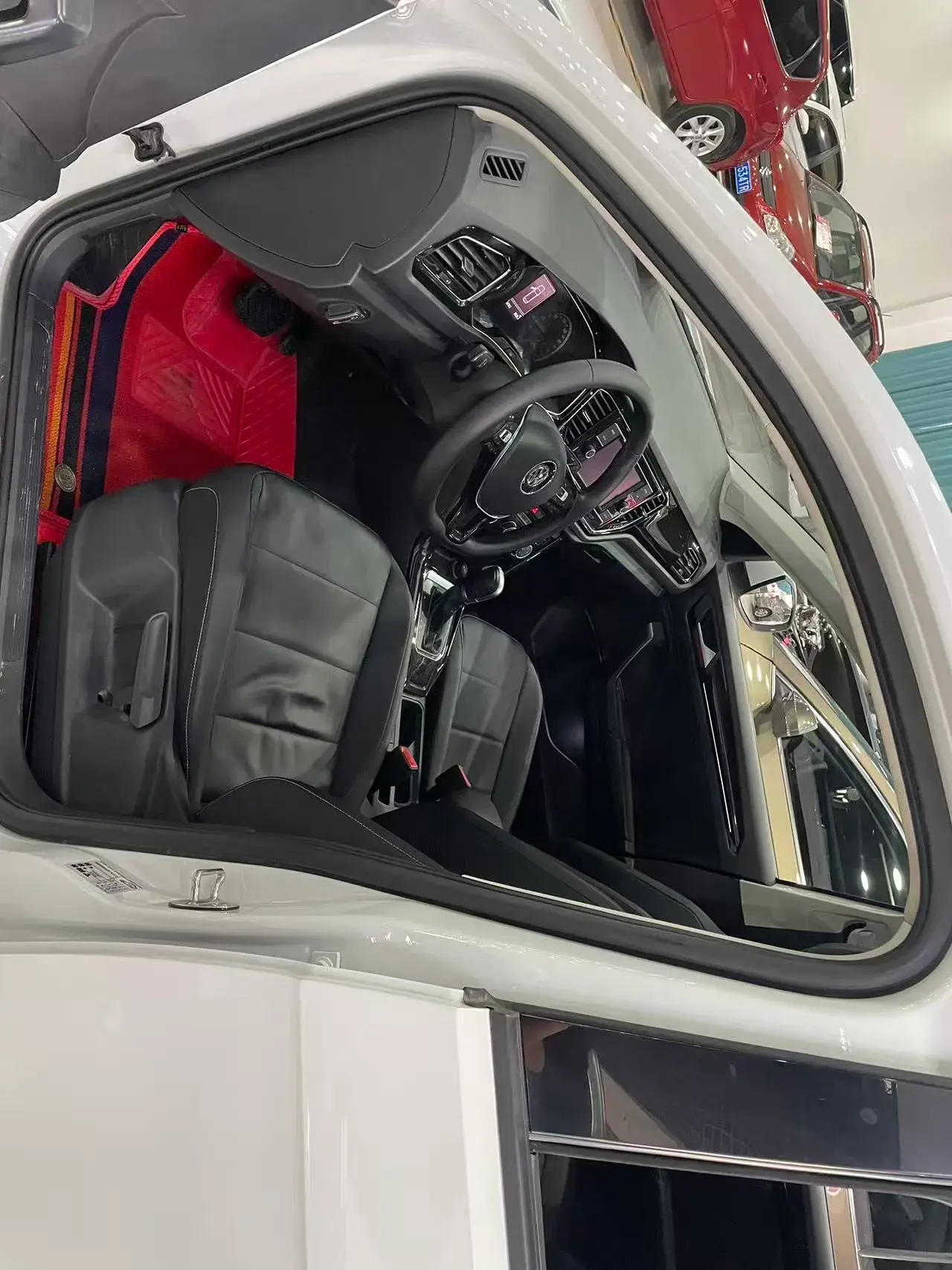 2018 VOLKSWAGEN T-ROC thumbnail 4