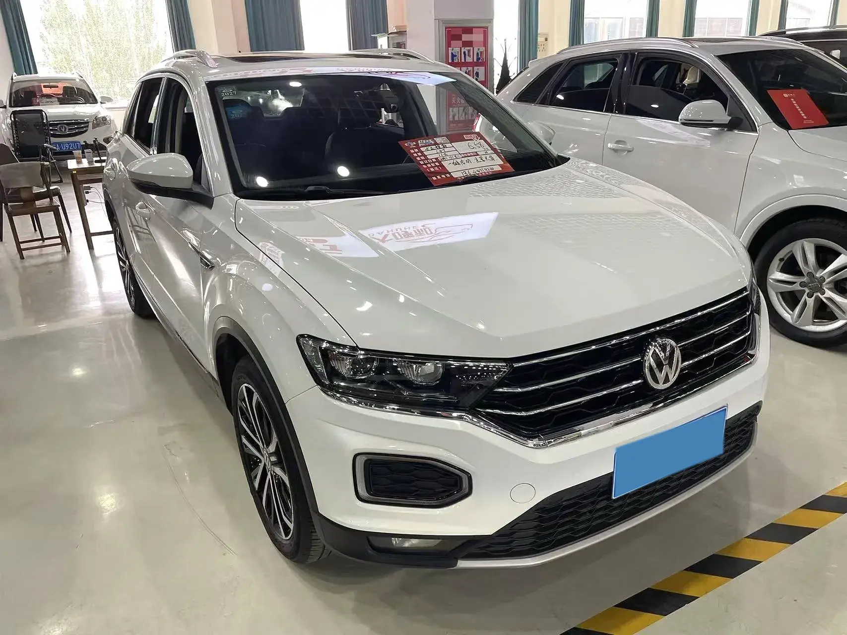 2018 VOLKSWAGEN T-ROC thumbnail 3