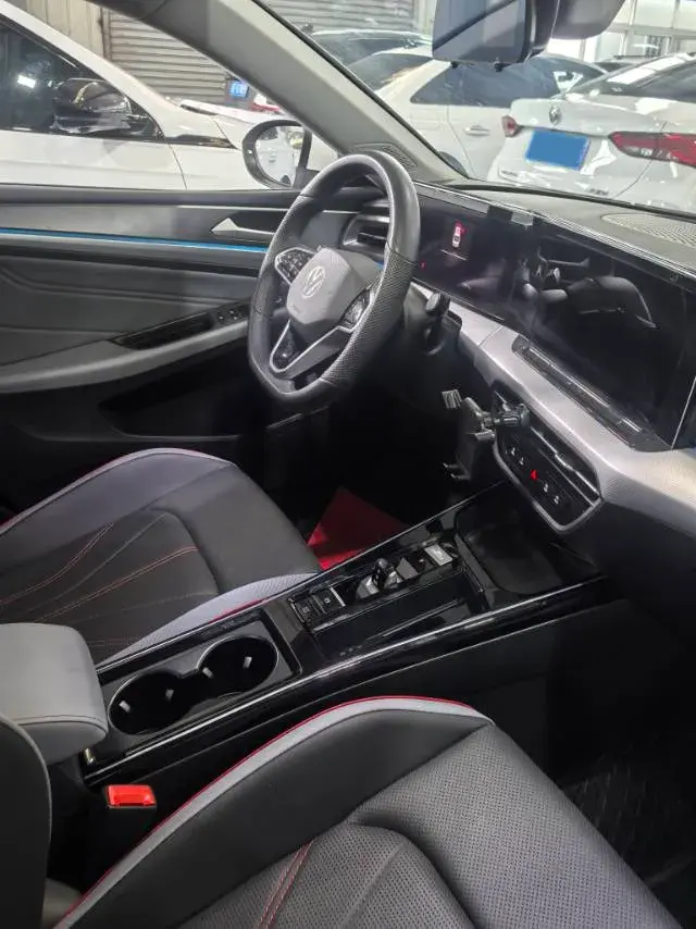 2023 VOLKSWAGEN LAMANDO thumbnail 3