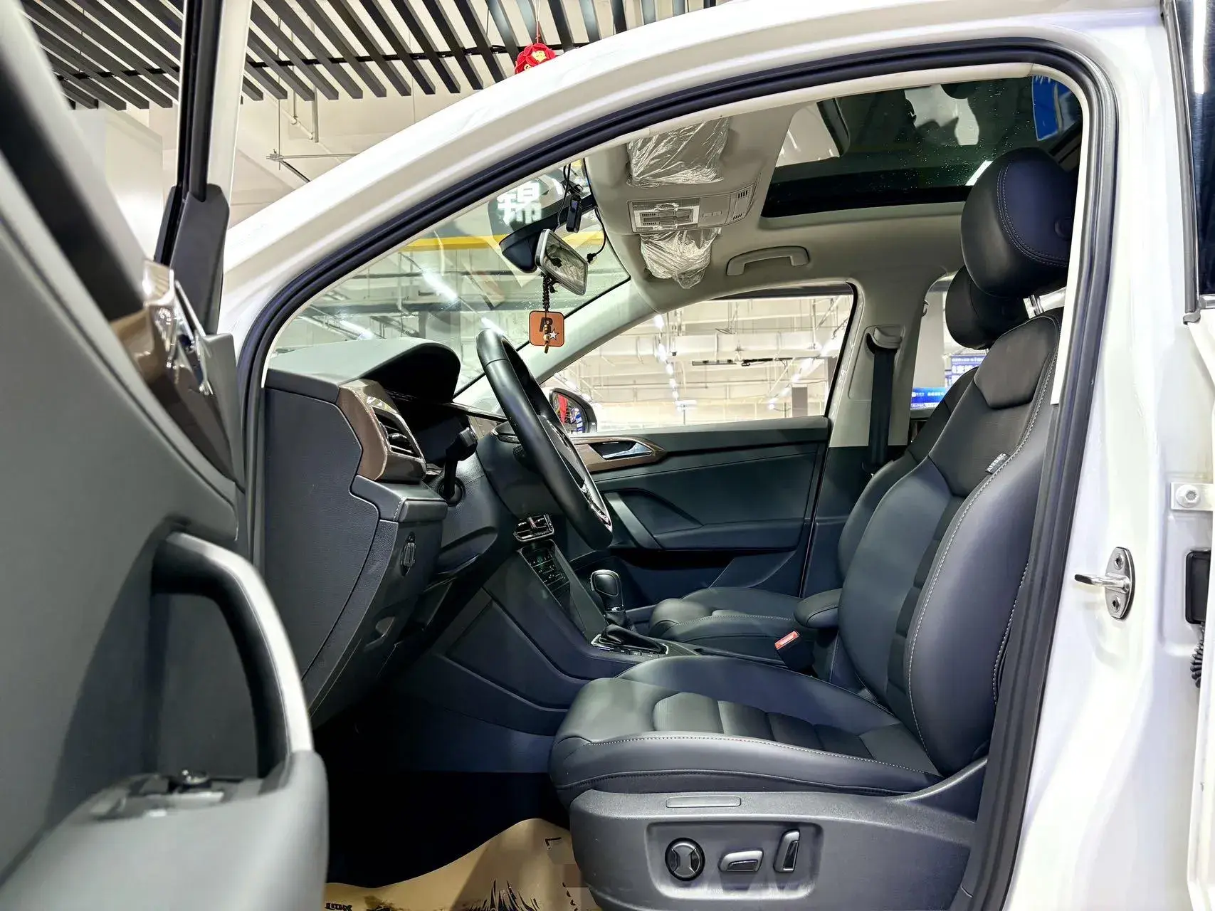 2021 VOLKSWAGEN THARU thumbnail 4