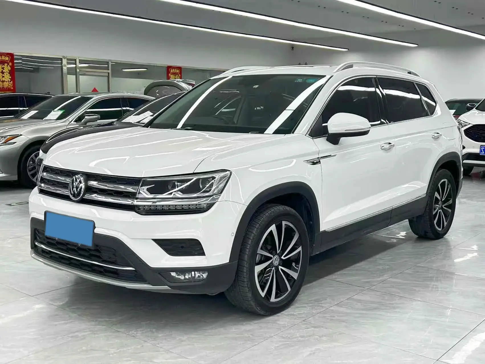 2020 VOLKSWAGEN THARU view 1