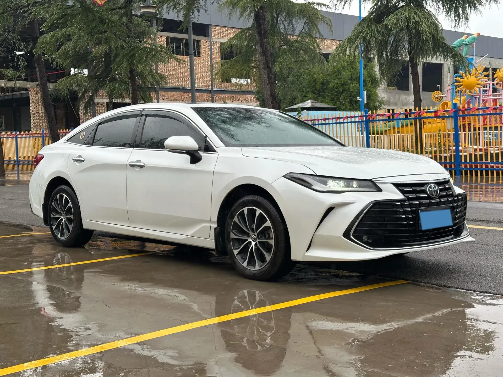 2023 TOYOTA AVALON thumbnail 3