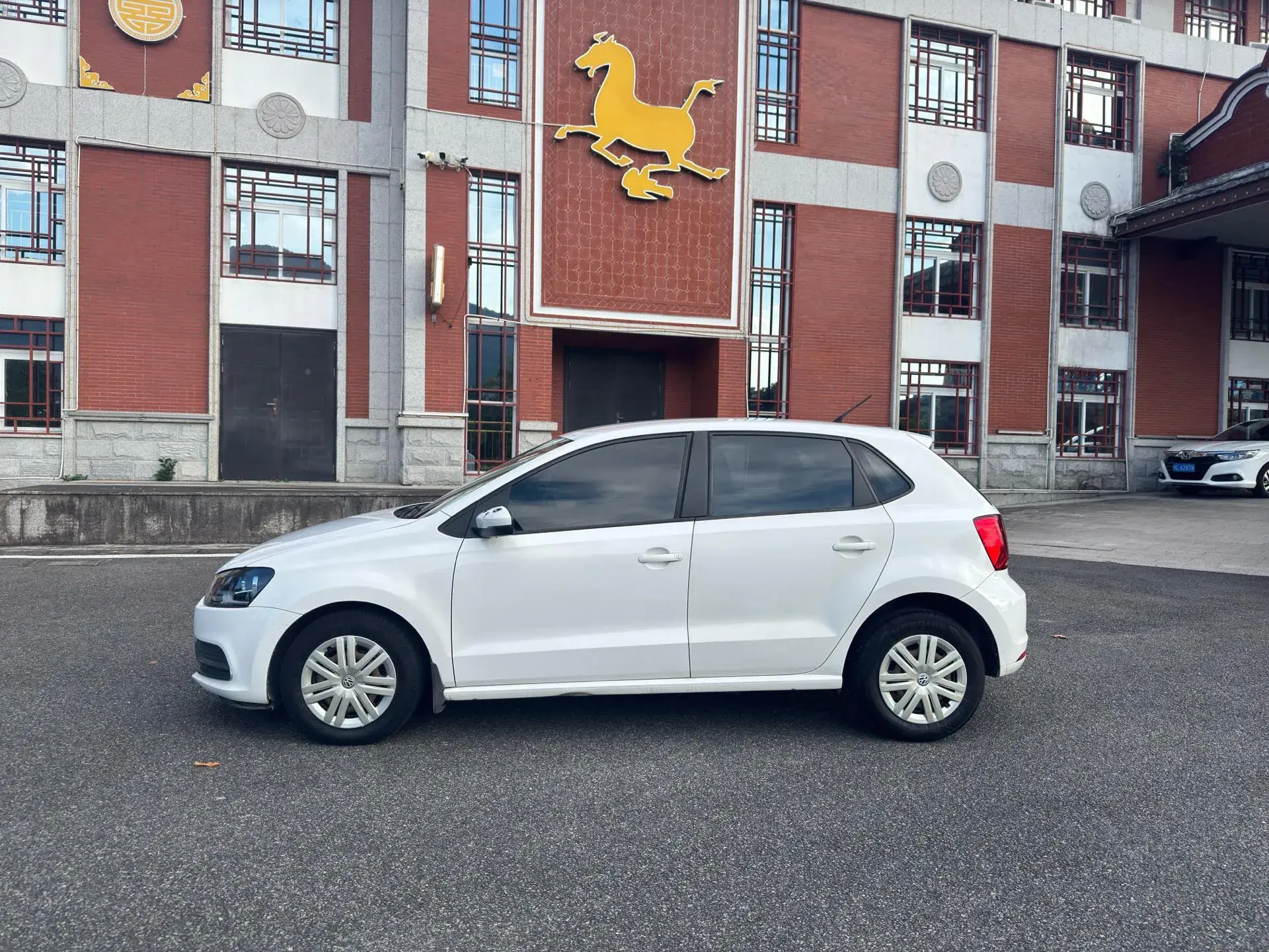 2016 VOLKSWAGEN POLO thumbnail 3