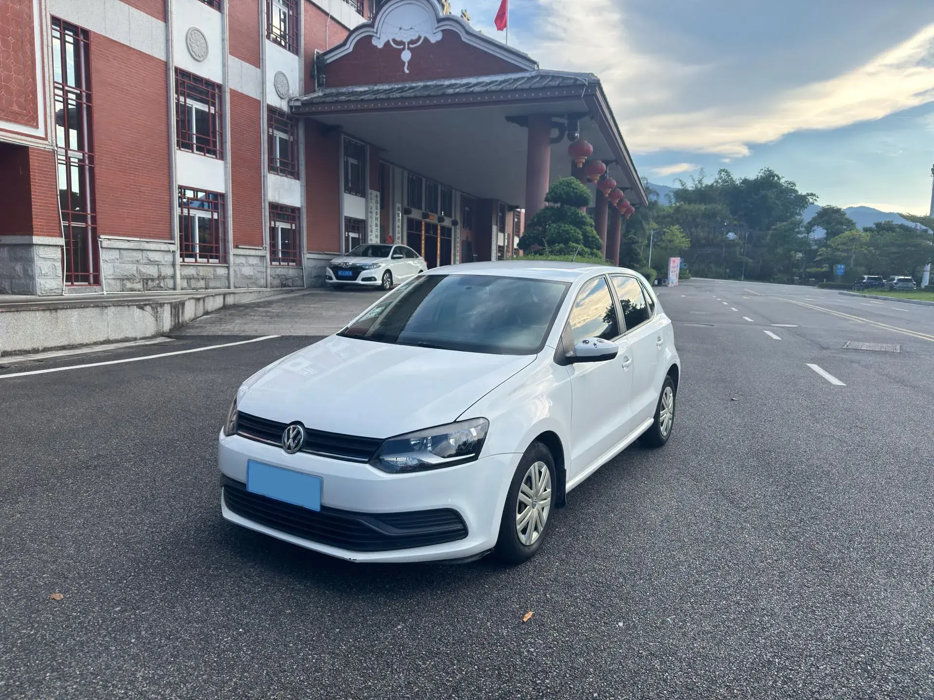 2016 VOLKSWAGEN POLO view 1