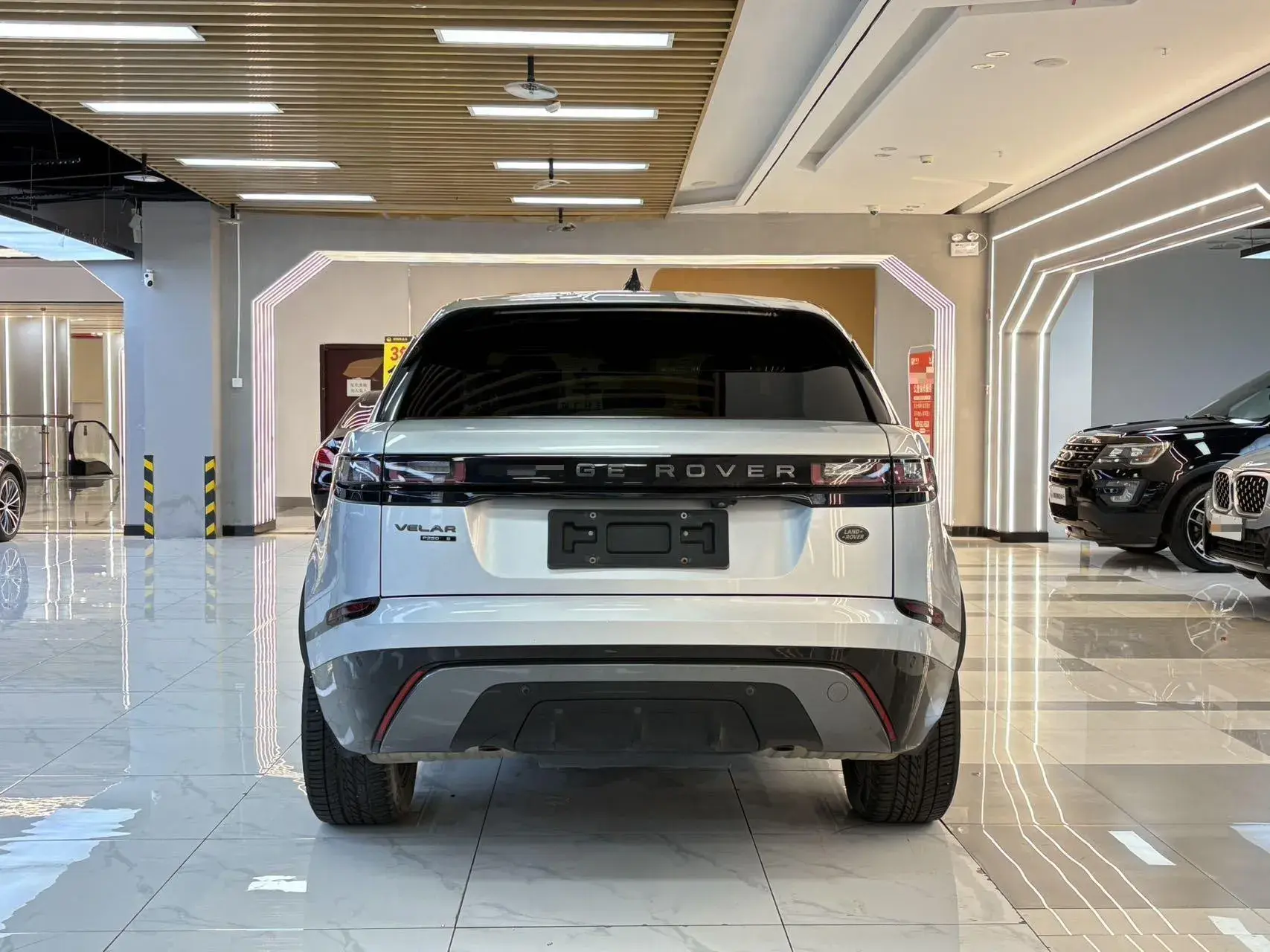 2019 LAND ROVER thumbnail 4